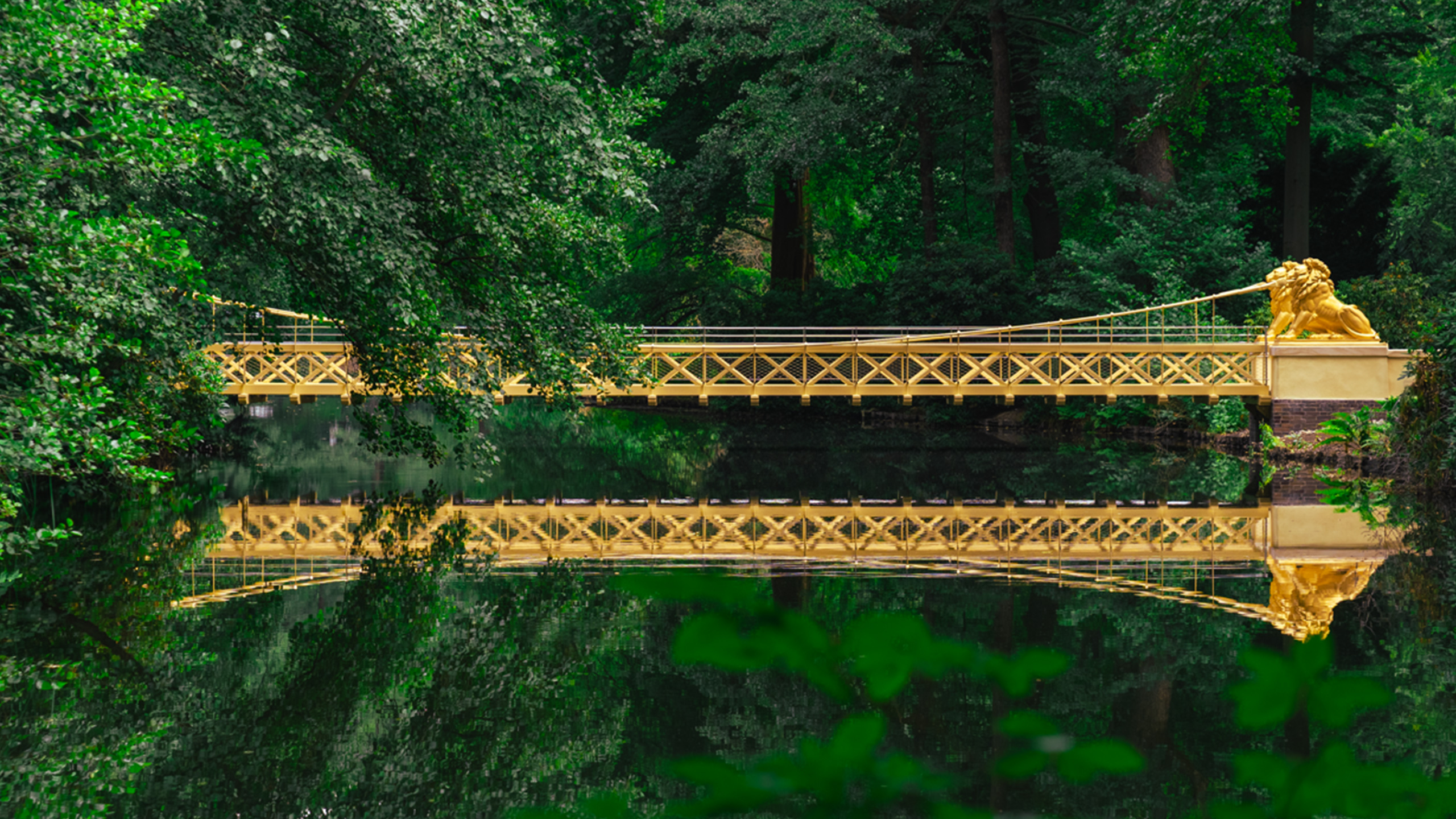 Löwenbrücke Berlin: lightweight pedestrian bridge with slender structural design.